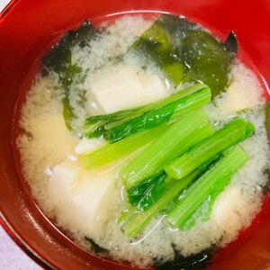 豆腐とわかめと小松菜の味噌汁